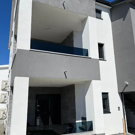 Irene Apartment Vir